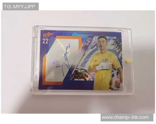 足球球员拆开足球球星卡的惊喜瞬间与稀有卡片揭秘